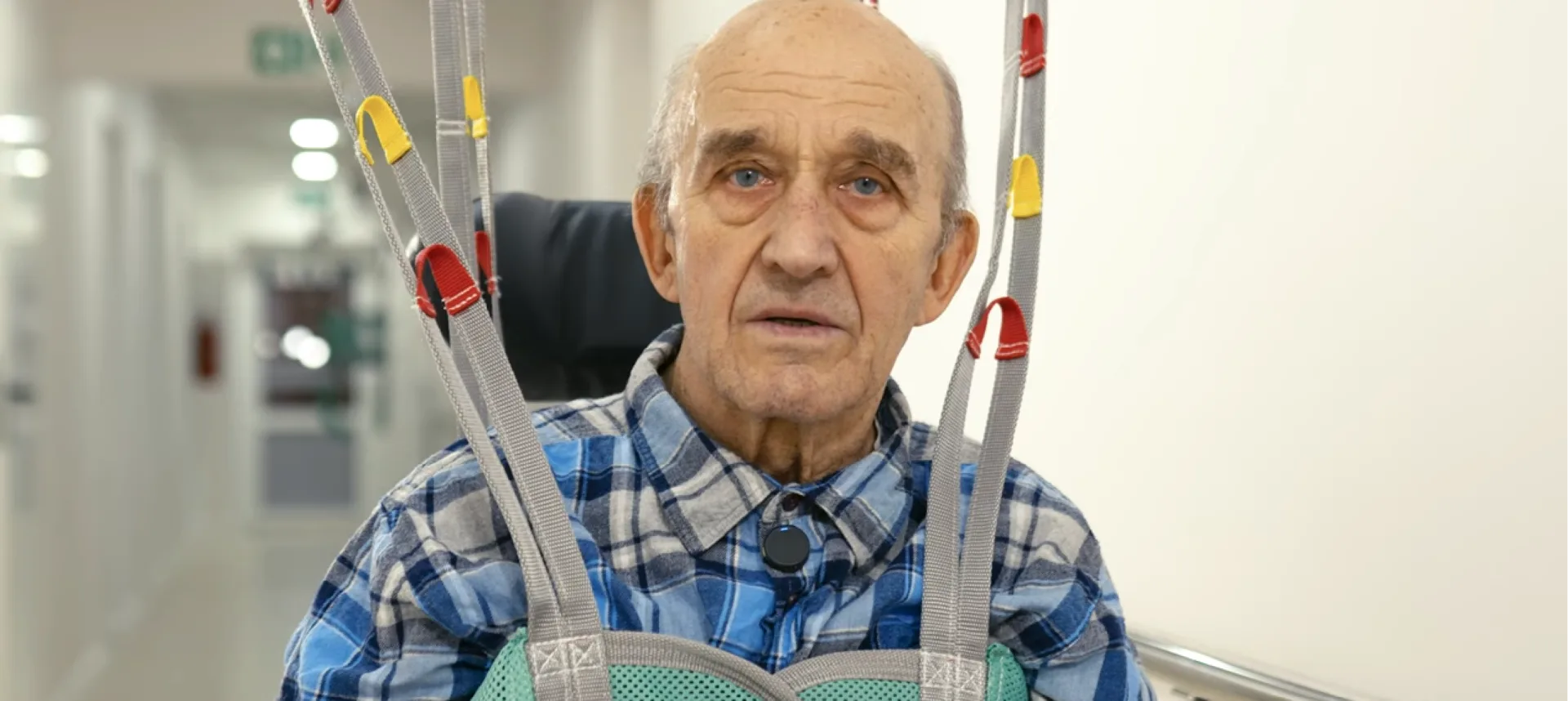 Kadr z filmu — Pan Jerzy podczas rehabilitacji